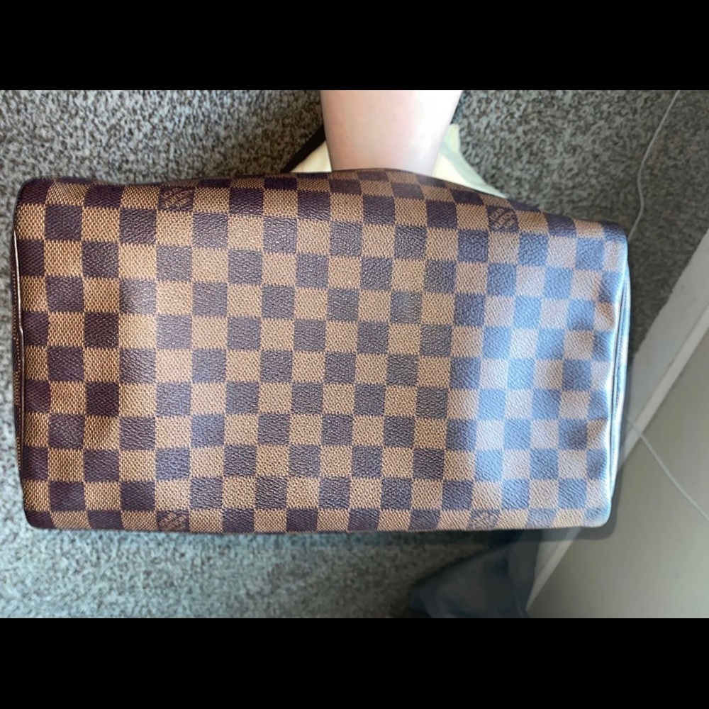 Nothing is wrong with the bag, just going threw a hard time and need the money - Picture 3 of 5